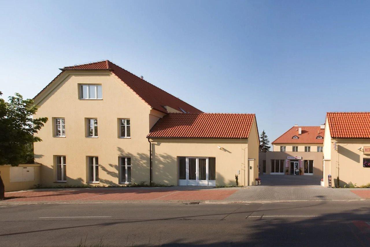 Dolce Villa Прага Экстерьер фото