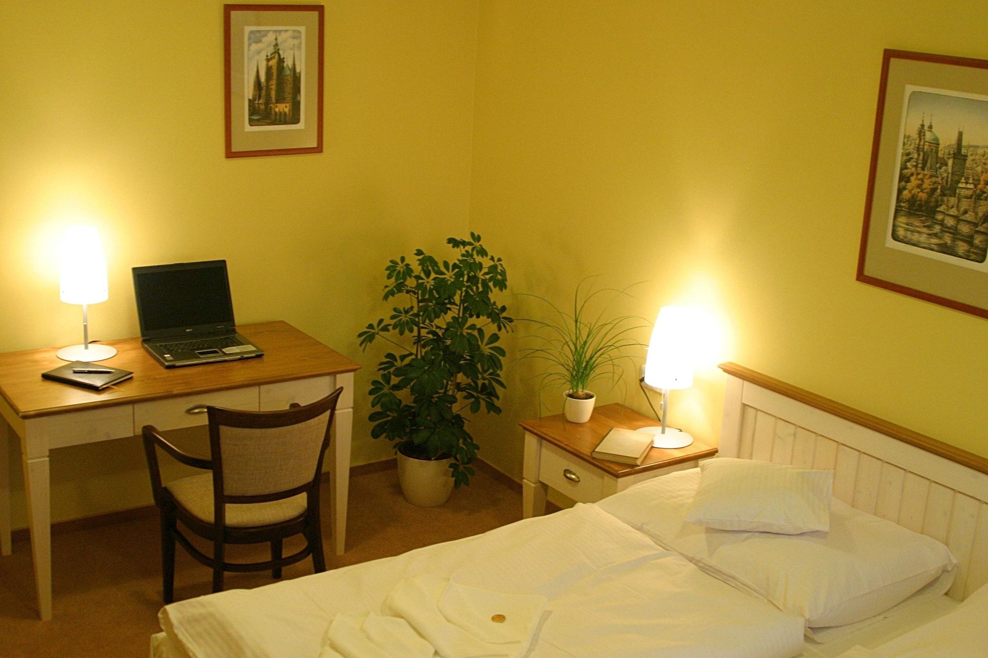 Dolce Villa Прага Экстерьер фото