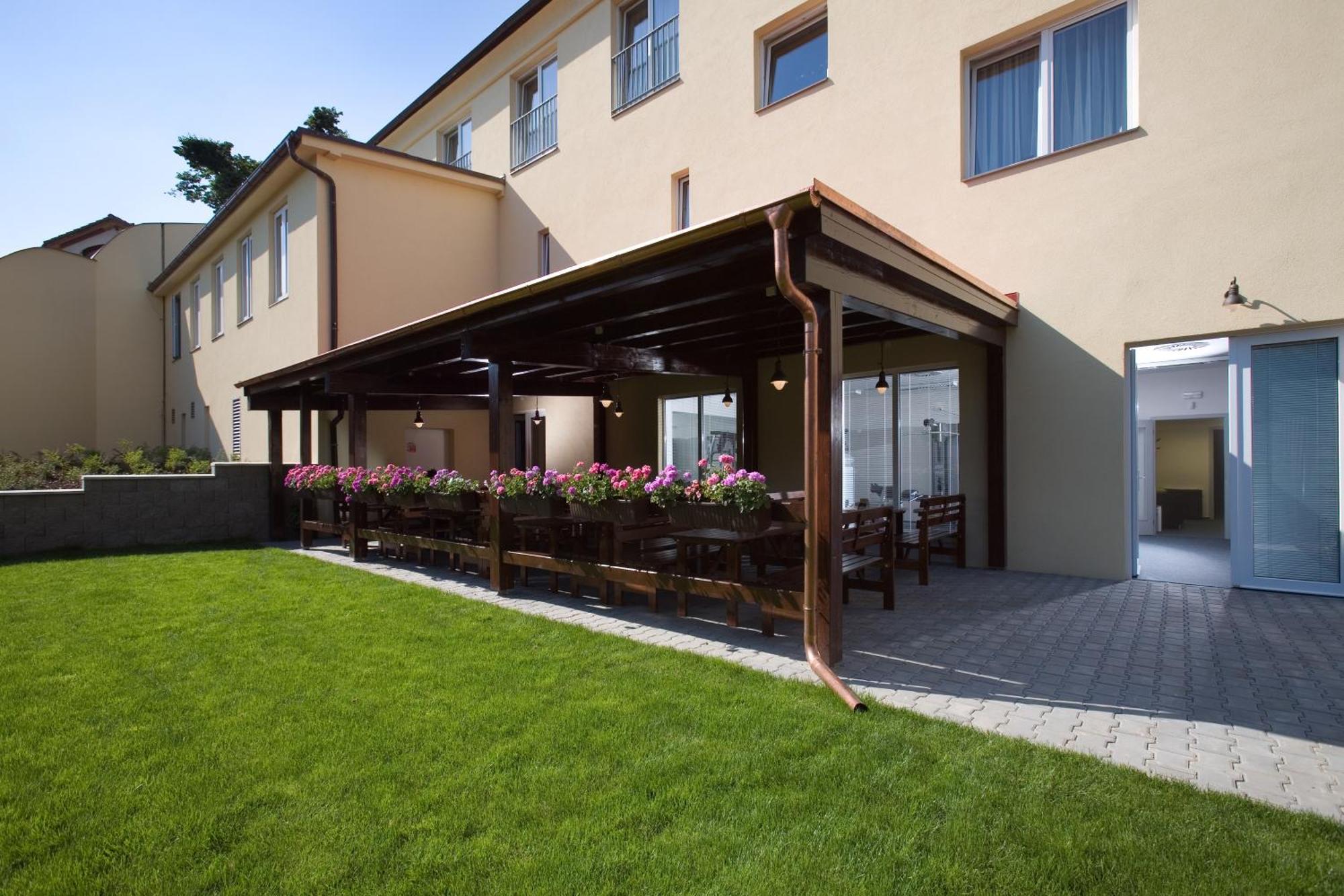 Dolce Villa Прага Экстерьер фото