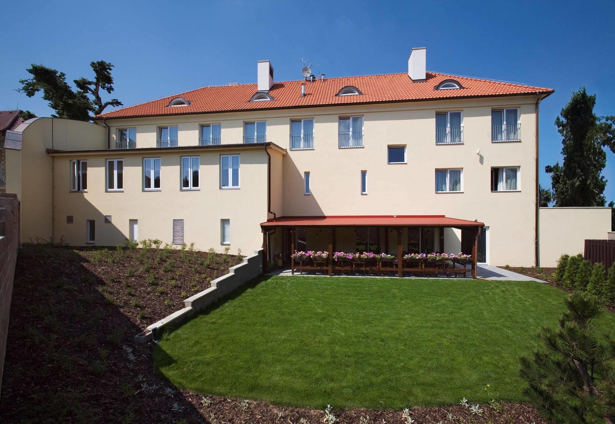 Dolce Villa Прага Экстерьер фото